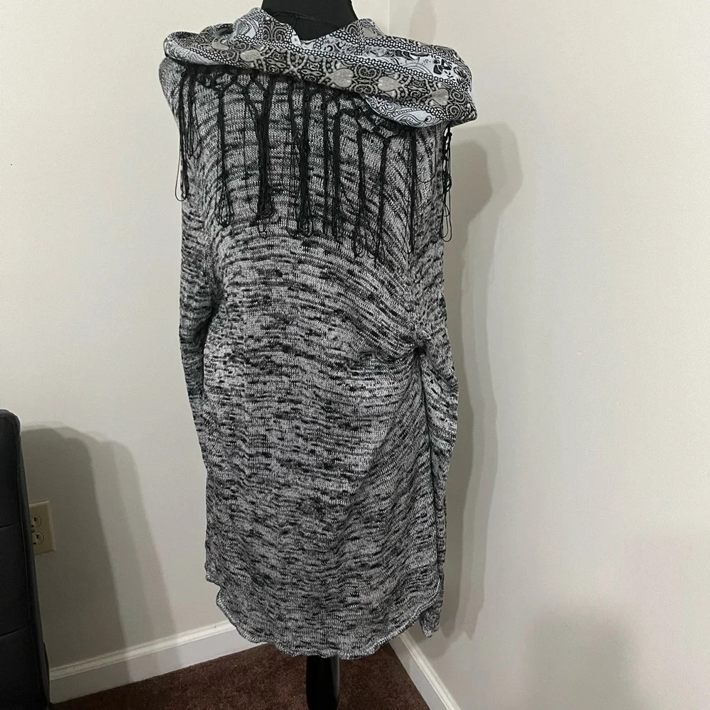 NWOT TANTRUMS XXL Grey Black White light Sweater Tunic w Bandanna Fringe Scarf - Picture 2 of 9